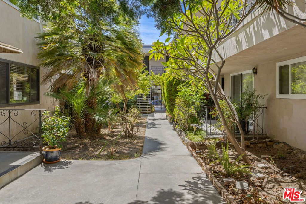 1600 N Hobart Boulevard 15, Los Angeles, CA 90027 — photo 2