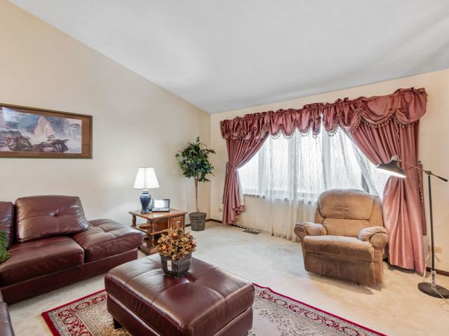 121 S Staffire Drive, Schaumburg, IL 60193