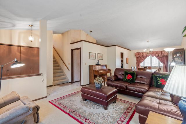 121 S Staffire Drive, Schaumburg, IL 60193