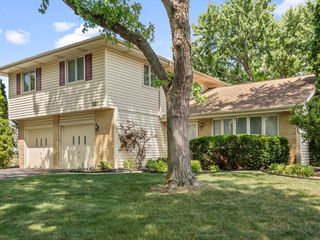 121 S Staffire Drive, Schaumburg, IL 60193