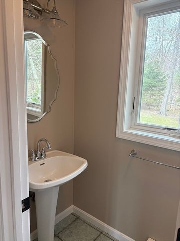 47 Park St, Shrewsbury, MA 01545