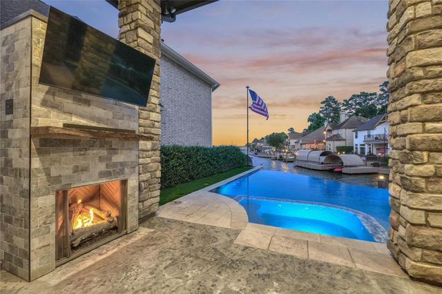 40 Logansport Court, Montgomery, TX 77356