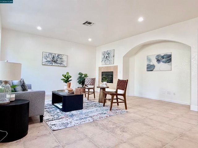 7240 Willow Creek Cir, Vallejo, CA 94591
