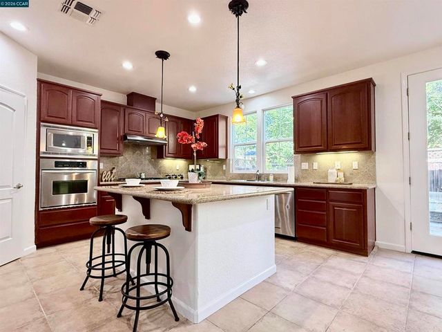 7240 Willow Creek Cir, Vallejo, CA 94591