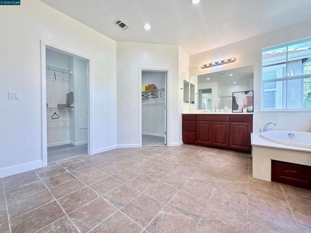 7240 Willow Creek Cir, Vallejo, CA 94591