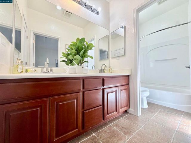 7240 Willow Creek Cir, Vallejo, CA 94591