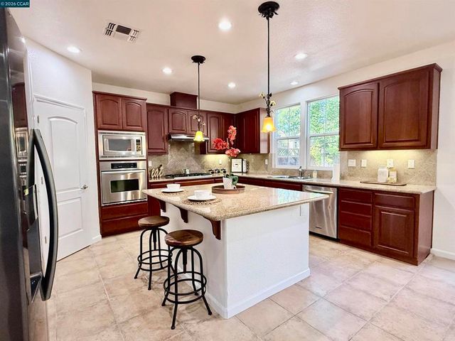 7240 Willow Creek Cir, Vallejo, CA 94591