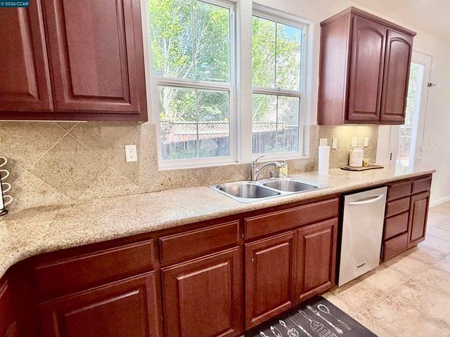 7240 Willow Creek Cir, Vallejo, CA 94591