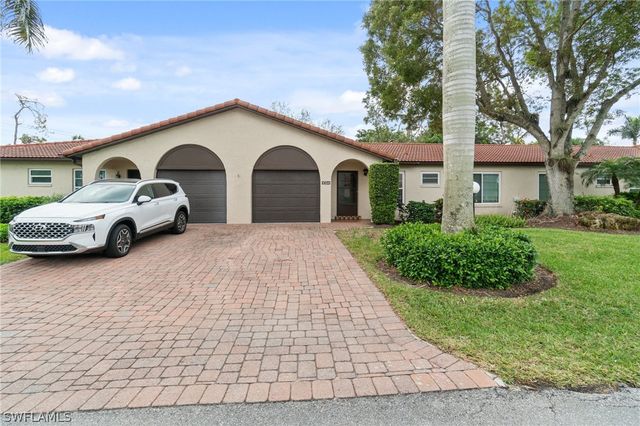 1094 Forest Lakes DR, Naples, FL 34105