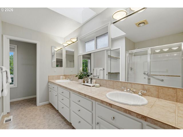 12638 ADRIAN Ct, Lake Oswego, OR 97034