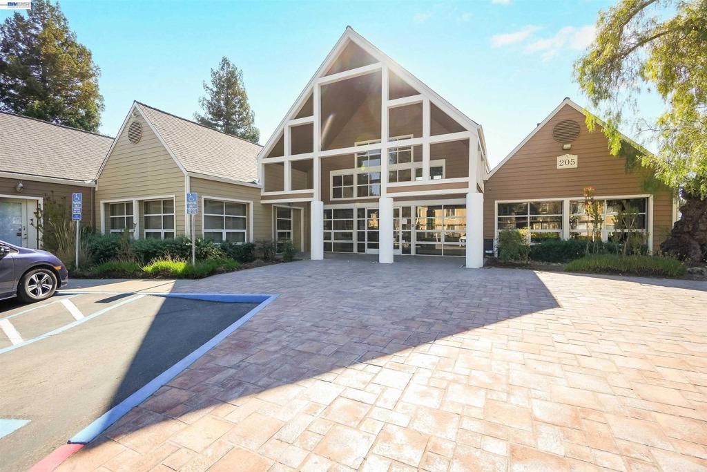 Image 40 of property listing at 200 Reflections Dr 23, San Ramon, CA 94583