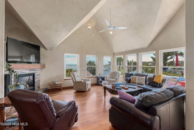 102 Gibbs Circle, Beaufort, NC 28516