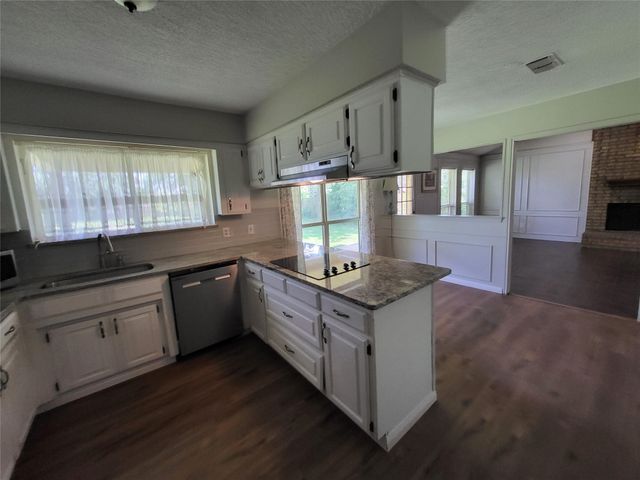 1106 Meadowview Drive, Euless, TX 76039