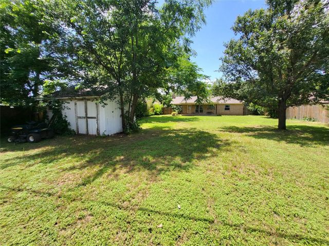 1106 Meadowview Drive, Euless, TX 76039