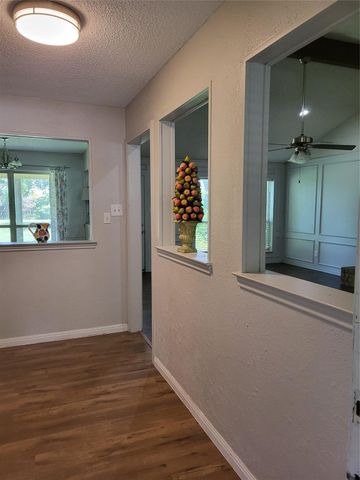 1106 Meadowview Drive, Euless, TX 76039