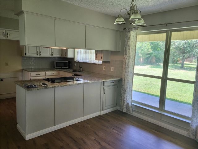 1106 Meadowview Drive, Euless, TX 76039