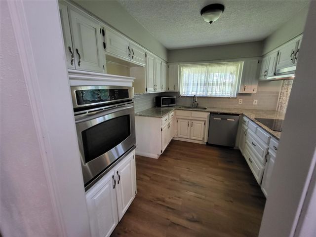 1106 Meadowview Drive, Euless, TX 76039