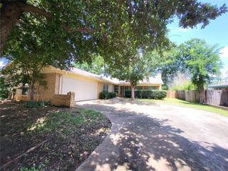1106 Meadowview Drive, Euless, TX 76039