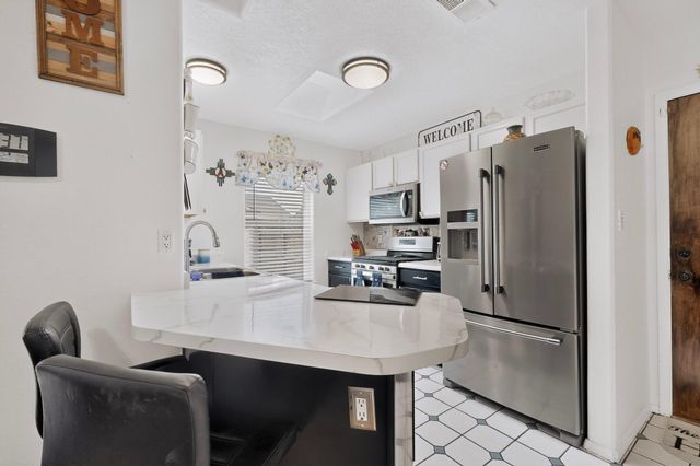 10 Milton Loop, Los Lunas, NM 87031