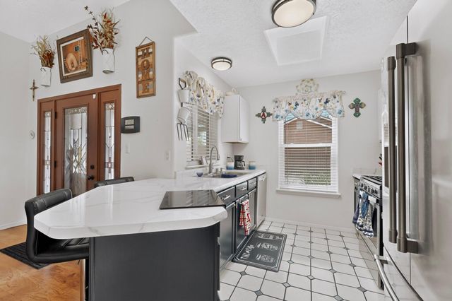 10 Milton Loop, Los Lunas, NM 87031