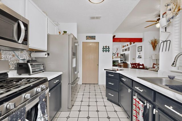 10 Milton Loop, Los Lunas, NM 87031