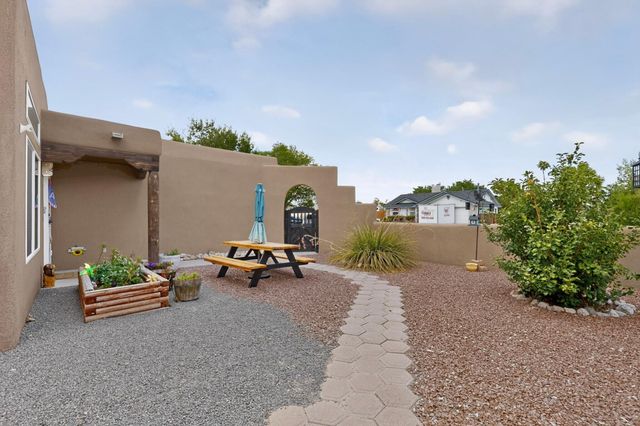 10 Milton Loop, Los Lunas, NM 87031