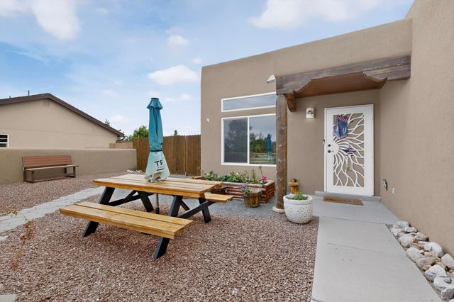 10 Milton Loop, Los Lunas, NM 87031
