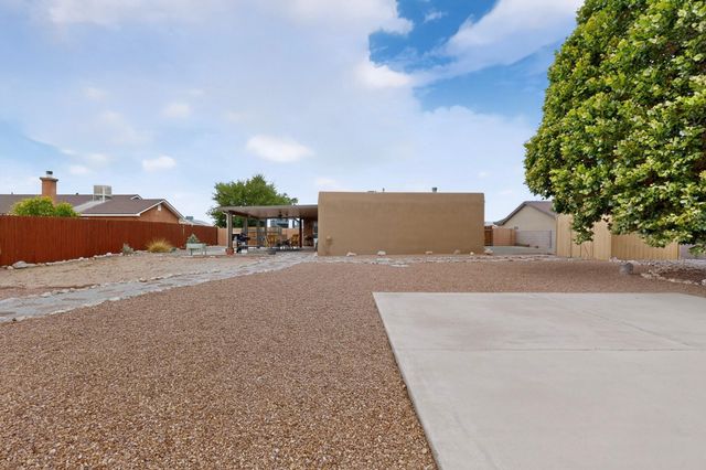 10 Milton Loop, Los Lunas, NM 87031