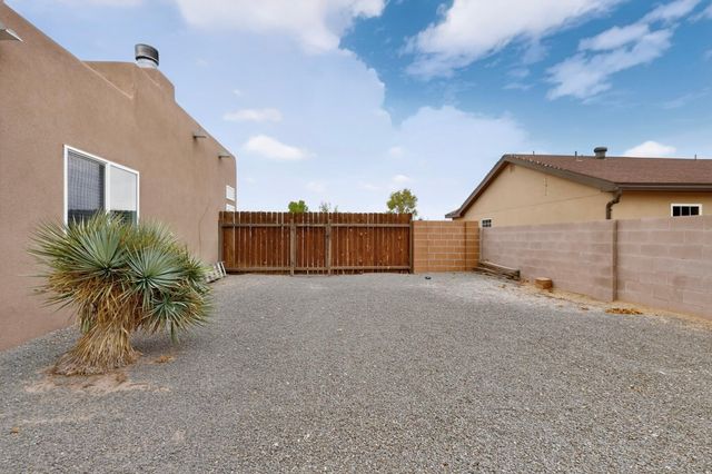 10 Milton Loop, Los Lunas, NM 87031