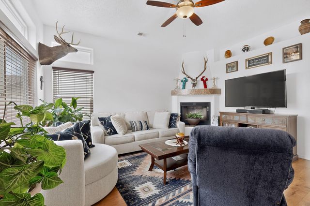 10 Milton Loop, Los Lunas, NM 87031