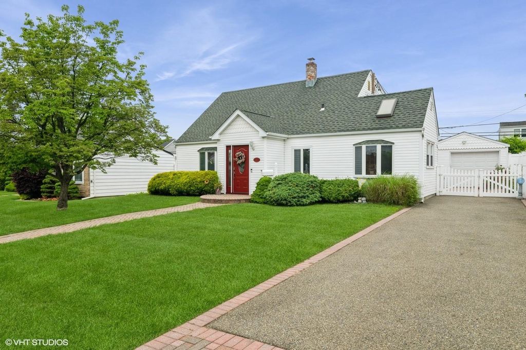 34 Castle Lane, Levittown, NY 11756