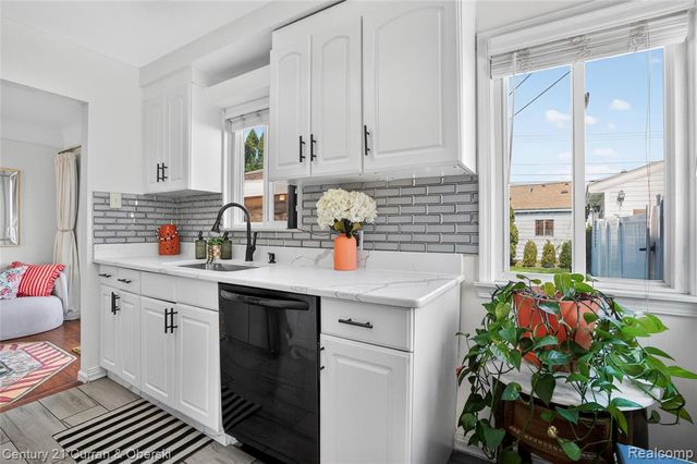 5 Barclay Court, Dearborn, MI 48126