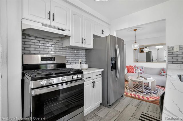 5 Barclay Court, Dearborn, MI 48126