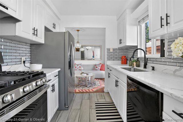 5 Barclay Court, Dearborn, MI 48126