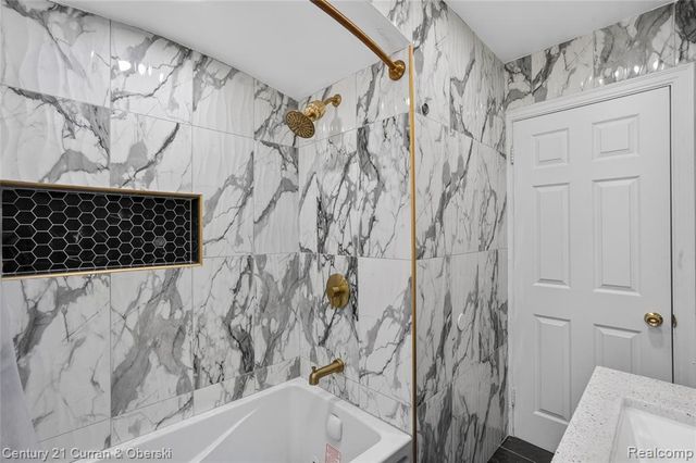 5 Barclay Court, Dearborn, MI 48126