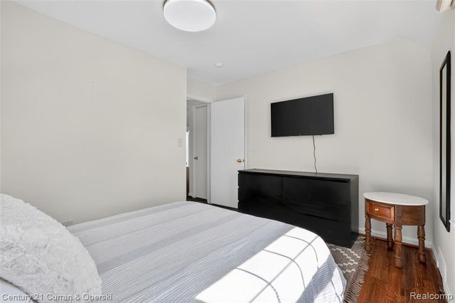 5 Barclay Court, Dearborn, MI 48126