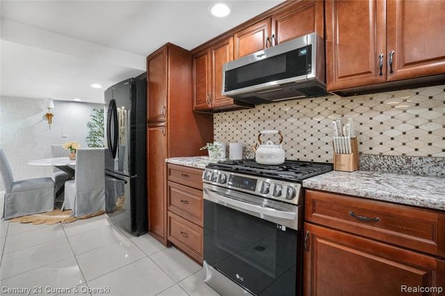 5 Barclay Court, Dearborn, MI 48126