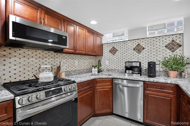 5 Barclay Court, Dearborn, MI 48126