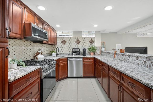 5 Barclay Court, Dearborn, MI 48126