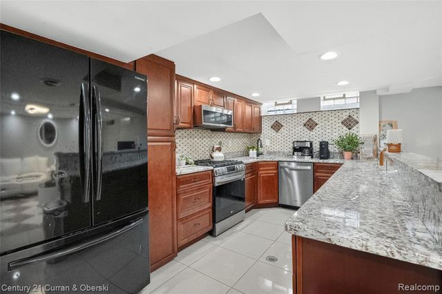 5 Barclay Court, Dearborn, MI 48126