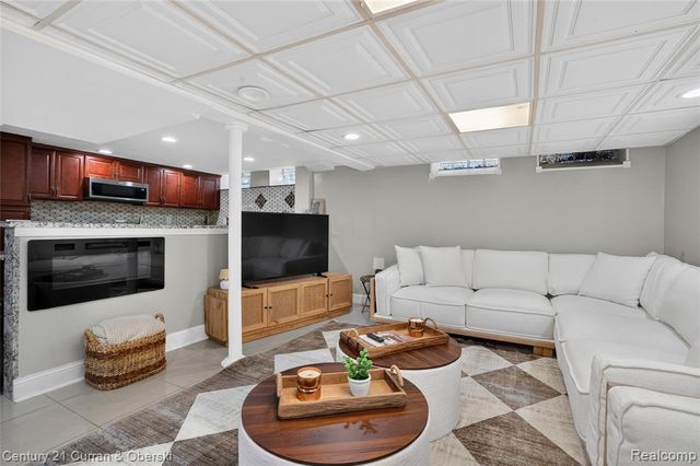 5 Barclay Court, Dearborn, MI 48126