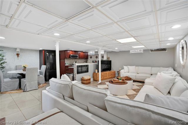 5 Barclay Court, Dearborn, MI 48126