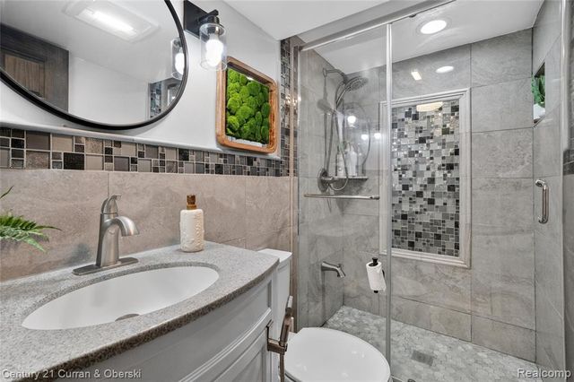 5 Barclay Court, Dearborn, MI 48126