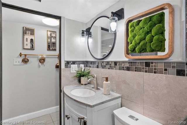 5 Barclay Court, Dearborn, MI 48126