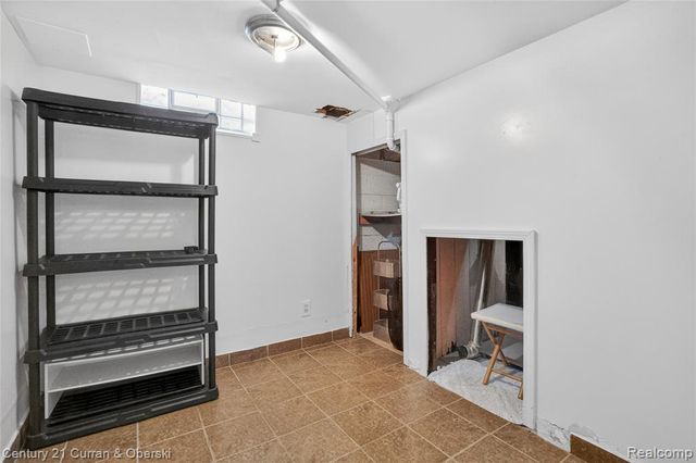 5 Barclay Court, Dearborn, MI 48126