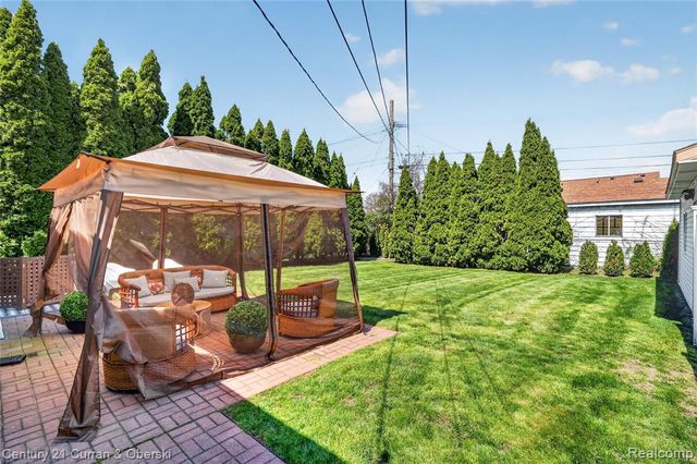 5 Barclay Court, Dearborn, MI 48126