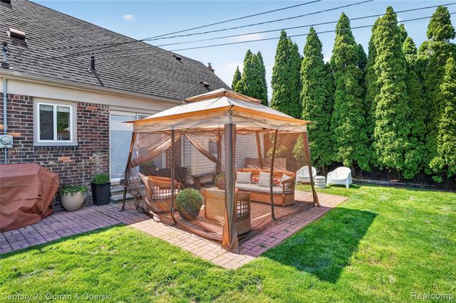 5 Barclay Court, Dearborn, MI 48126