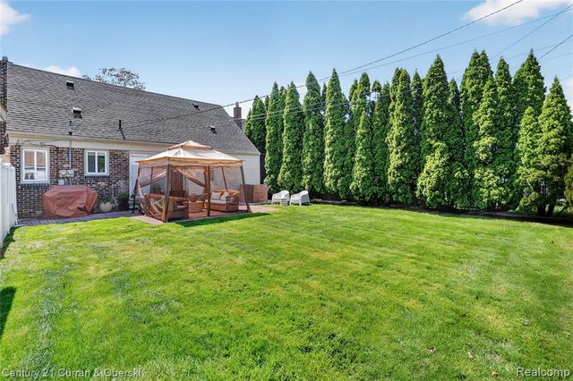 5 Barclay Court, Dearborn, MI 48126