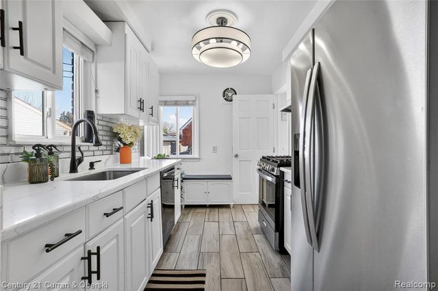 5 Barclay Court, Dearborn, MI 48126