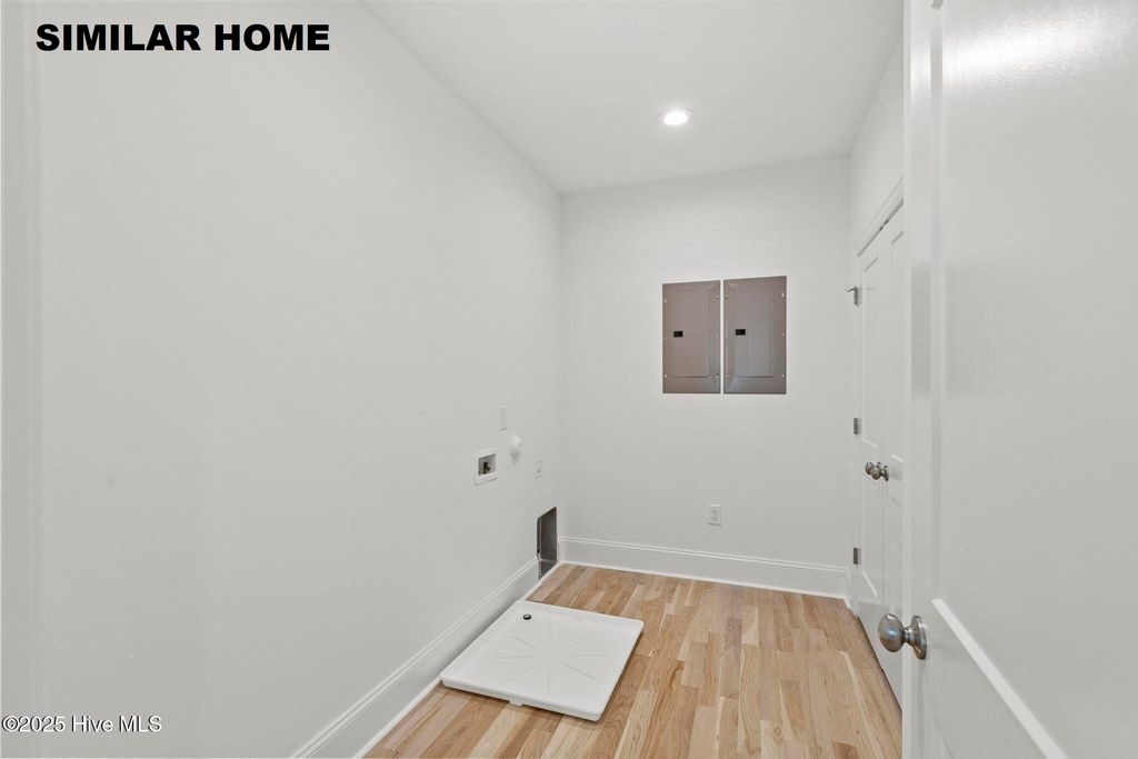 Image 17 of property listing at 607 S Topsail Drive, Holly Ridge, NC 28445